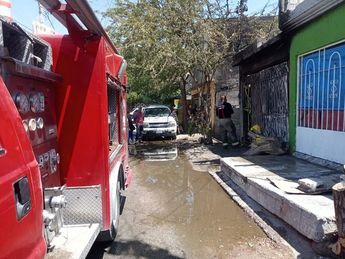 Tras el llamado de auxilio los Bomberos se movilizaron a la zona para atacar el incendio.