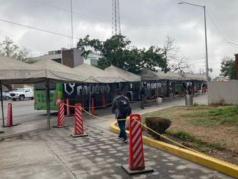 Camiones de la Ruta Emergente afuera de la estación del Metro General Anaya en dirección al norte. | Carlos Ortega