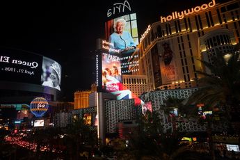 Imágenes de la reina Isabel II entre edificios de Hollywood/ Agencia AP