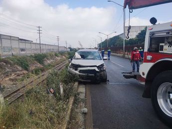 Un automóvil cayó a las vías del tren en San Nicolás. | Francisco Zúñiga Esquivel