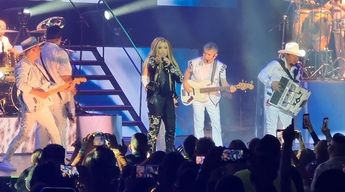 Yuri acompañó a la Casetera durante el concierto. | Ángel Martínez