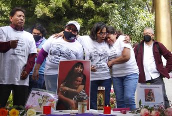 Otras madres buscadoras se entrelazaron en un abrazo por la pena del asesinato de Esmeralda / Melanie Torres