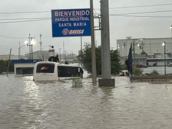 Trabajadores atrapados en transporte de personal en Ramos Arizpe.