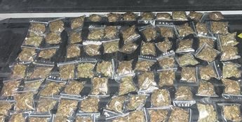 Envoltorios con dosis de droga encontrados a la pareja detenida. | Archivo