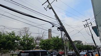 Personas que circulaban por el lugar quedaron incluso atorados con algunos cables. | Fabricio Gallegos
