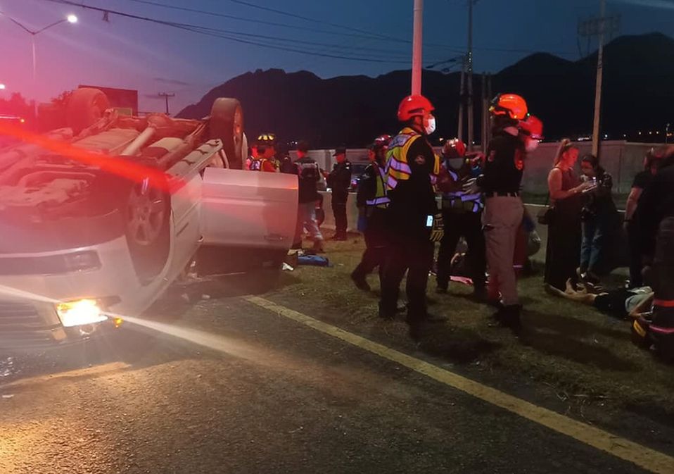 Tras el choque la camioneta perdió el control provocando que saliera de la vialidad. | Cortesía