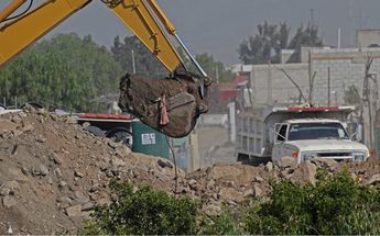 Una retroexcavadora en el tiradero a cielo abierto de Antorcha Campesina / Melanie Torres