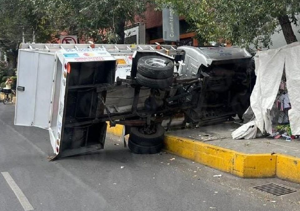 La pipa de gas atropelló el puesto en el que se vendían fundas para celulares / Jorge Becerril.