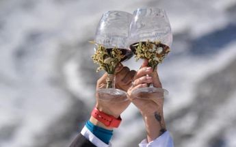 Con un brindis, la pareja de alpinistas celebraron su matrimonio en el Glaciar Jamapa | Isabel Zamudio