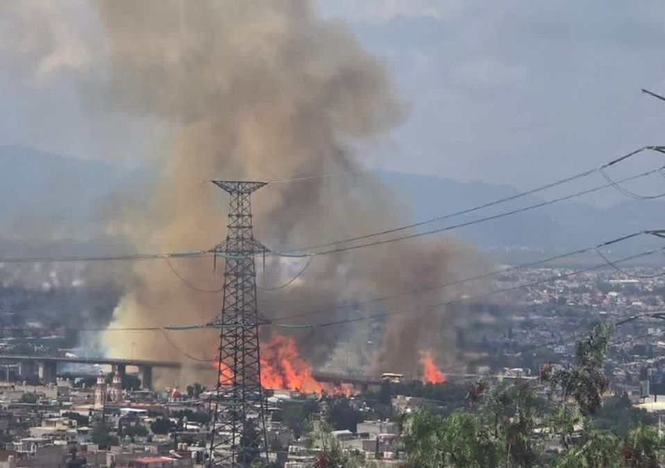 Servicios de emergencia acudieron a la zona para atender la explosión de la pipa en Iztapalapa | SSC