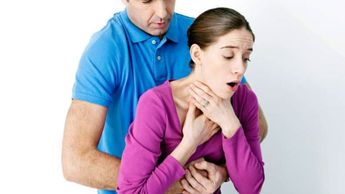 Tras ver que la pasajera se estaba asfixiando, el médico mexicano le realizó la maniobra de Heimlich | Centro Médico Respirar