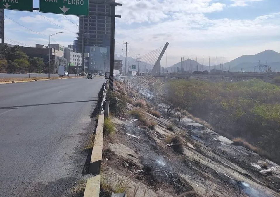Incendio provoca movilización en lecho del río Santa Catarina, NL