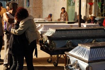 Funeral de la familia que murió en el templo de Santiago Apóstol / Es Imagen