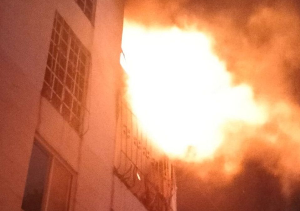 Bomberos capitalinos de la base fénix llegaron rápido y, en cuestión de minutos, lograron sofocar las llamas en la San Rafael | X: @Bomberos_CDMX