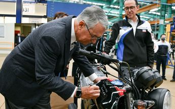 Ricardo Salinas Pliego en una planta de Italika, la marca de motos vendida en Elektra | Grupo Salinas