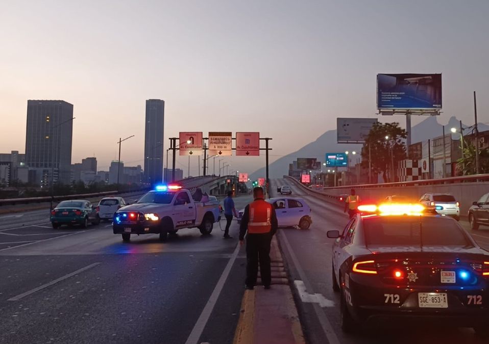 Choque múltiple provoca cierre en avenida Morones Prieto en Monterrey. | Cynthia Pardo