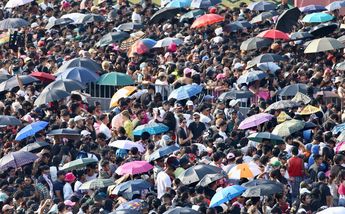 Gente reunida en el Zócalo para el concierto de Rosalía / Ariel Ojeda