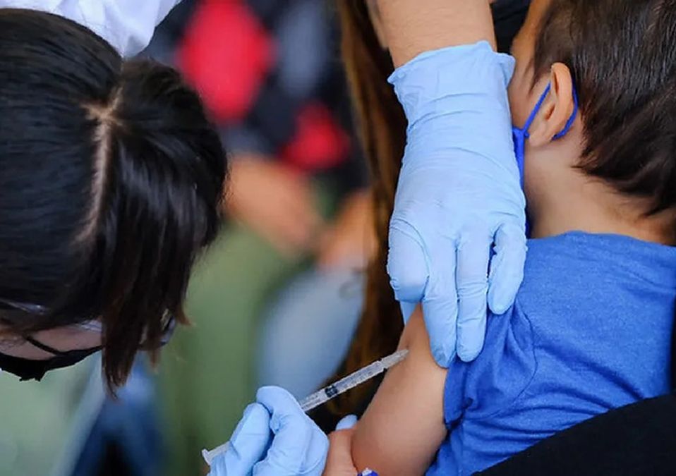 Vacunan a 400 personas por día contra la influenza en el centro de Monterrey