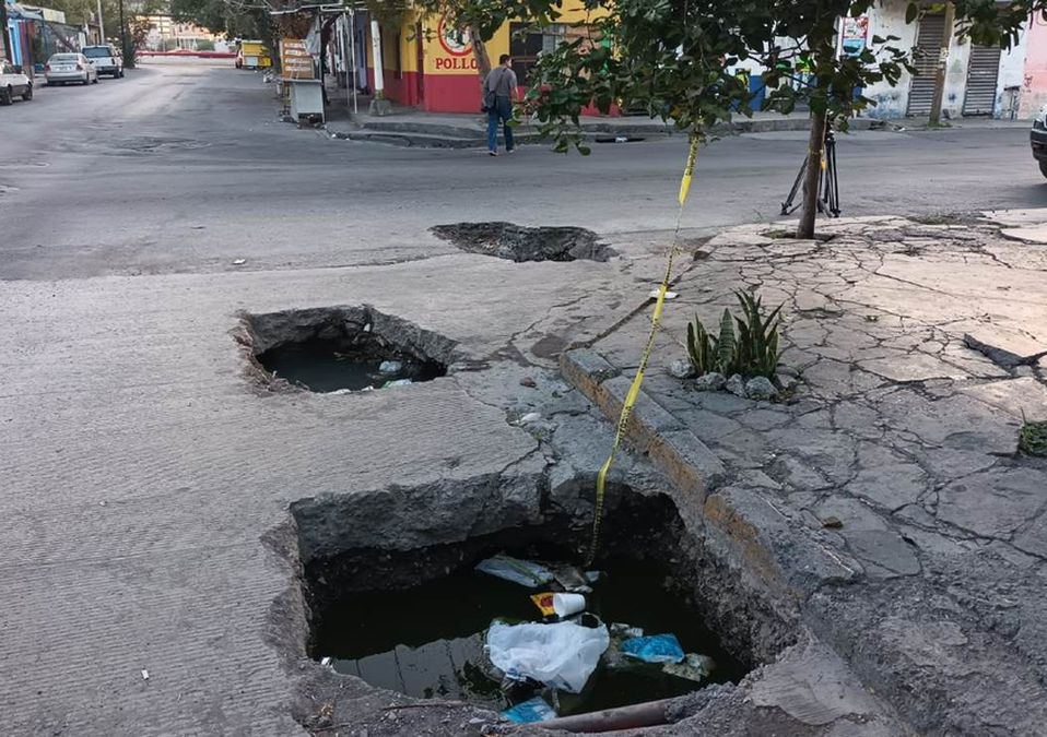 Zanjas ponen en peligro a peatones y automovilistas en la colonia Independencia. | Cynthia Pardo
