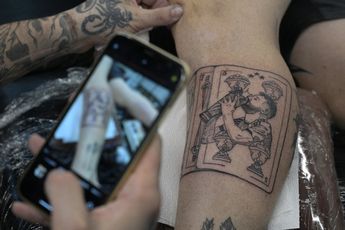 Los toques finales a un tatuaje de aficionado inspirado de Lionel Messi.