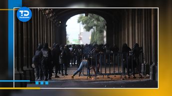 Integrantes del bloque negro se enfrentan a policías en Zócalo CdMx por marcha del 2 de octubre / Jorge Carballo