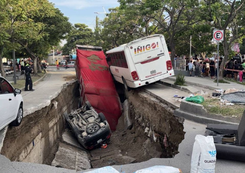Mega socavón se forma y afecta vehículos en Guadalajara/ @JaliscoVial