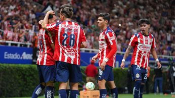 Jugadores festejan gol de Hugo Camberos contra Puebla. | Foto: Chivas vía Facebook.