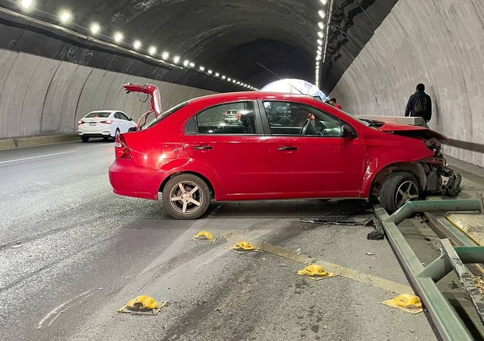 Choque en el túnel de la Loma Larga. / Víctor González