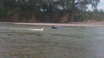 Familia queda varada en medio de Río San Juan en Cadereyta, NL | Especial