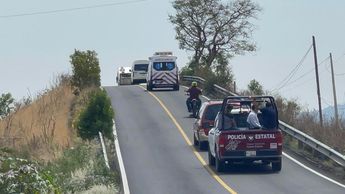 Ambulancia, policía y ejército resguardan salida de Yessica, una de las personas linchadas en San Jerónimo Coyula, en Atlixco, Puebla / Jesús Zavala