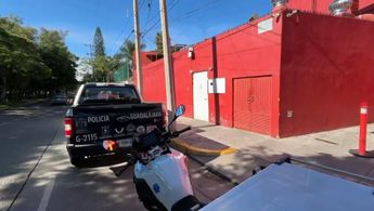 Personal del restaurante y autoridades revisan la escena tras el robo en el establecimiento de chilaquiles | Juan Carlos Mungia