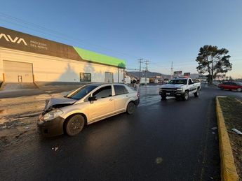 El incidente vial se originó tras el paso de un vehículo sobre un encharcamiento, lo que derivó en un choque múltiple en la zona. | Jesus Villegas