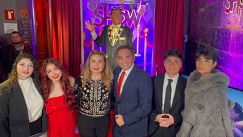 Ernesto Chavana estuvo acompañado de su familia durante la presentación de su figura de cera. | Uriel Reyna