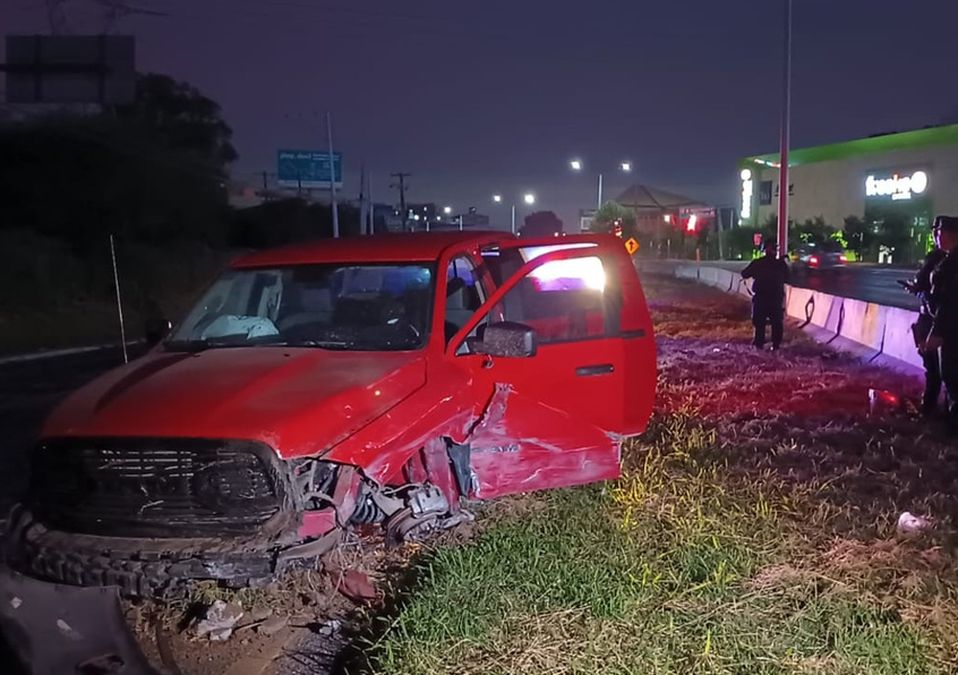 Automovilista huye tras protagonizar fuerte accidente en la Carretera Nacional. | Cynthia Pardo