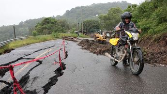 La carretera a Ávila Camacho en la Sierra Norte fue una de las vialidades dañadas por los deslaves | Es Imagen