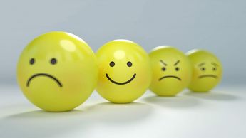 Las hormonas de la felicidad son la dopamina, la oxitocina, la endorfina y la serotonina.