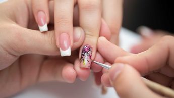 Existen diferentes tipos de aplicación de uñas. | Especial