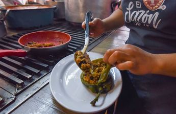 Relleno de un chile en nogada durante su preparación / Agencia Cuartoscuro