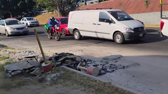 El escombro dejado por el Siapa en Lázaro Cárdenas y Colón genera accidentes y daños a vehículos. / Foto: Gloria Reza