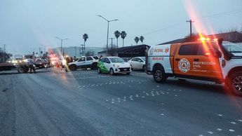 Una camioneta se estrelló contra un señalamiento vial sobre la arteria. | Agustín Martínez