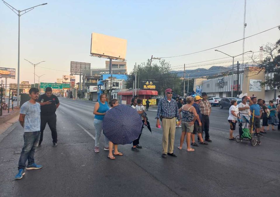Bloquean avenida Garza Sada / José Luis Marroquín