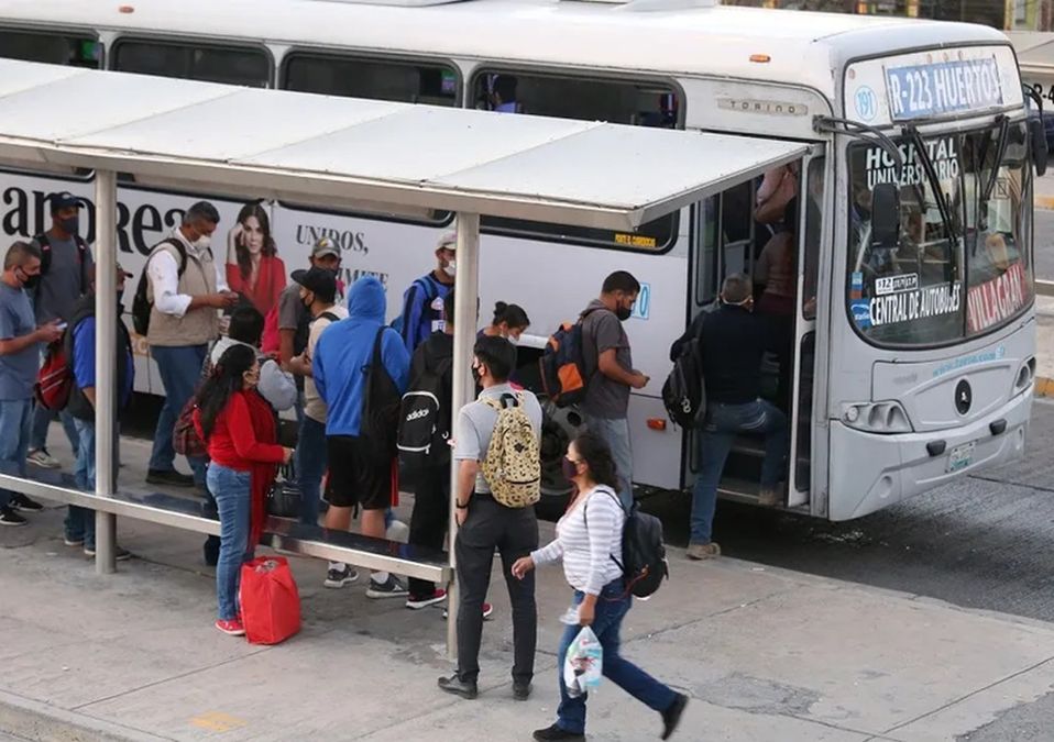 Persiste falta de camiones en Nuevo León