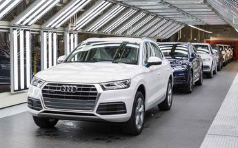 Autos de Audi en planta automotriz / Especial