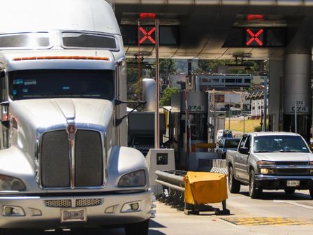 Vehículos después de pagar una caseta en la Autopista México-Puebla / Agencia Cuartoscuro
