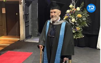 Hombre cumple sueño y se gradúa a los 95 años de edad de la Universidad | Cortesía