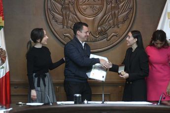 Colosio Riojas felicita a una de las jóvenes galardonadas. | Leonel Rocha