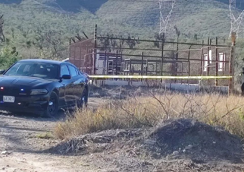 Investigan la muerte de un hombre en zona baldía de García, NL