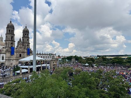 La explanada de la Basílica de Zapopan luce abarrotada por los peregrinos. | Usi Toledo