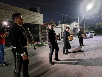 Mariachis tocan para festejar a mamás de regios este 10 de mayo. | Leyda