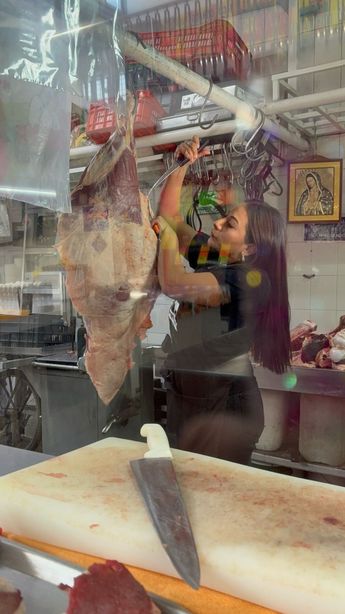 Las mujeres orientan a clientes nuevos en caso de no saber qué o cómo pedir los cortes que necesitan/ Especial